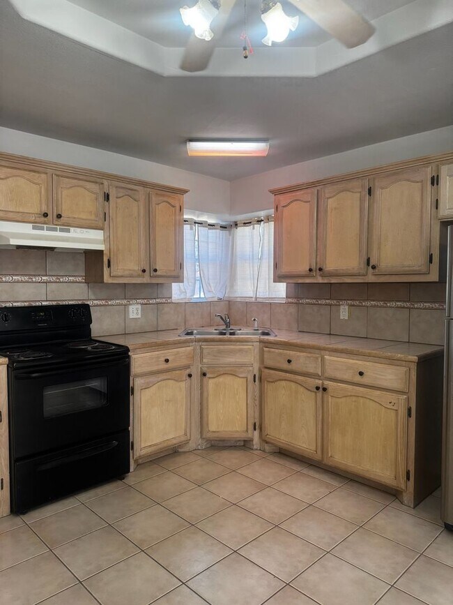 Building Photo - 1908 Agua Fina Ave