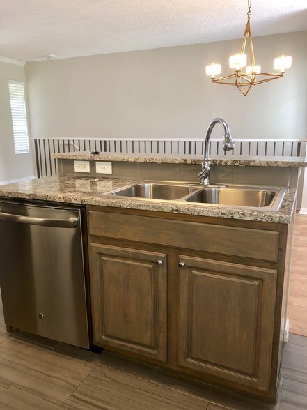 Upgraded kitchen with SS appliances. - 5510 Bentgrass Dr