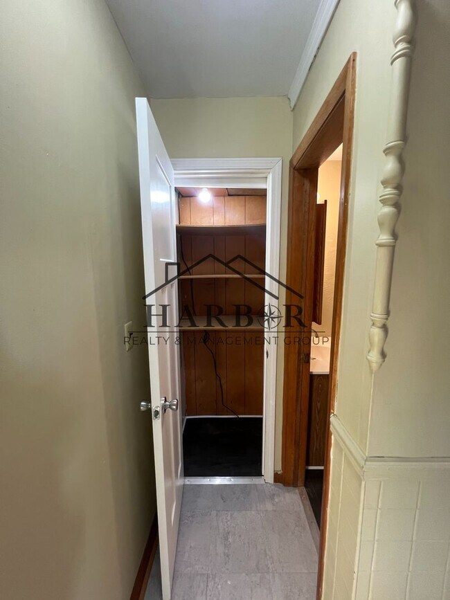 Building Photo - 804 12th Ave SW