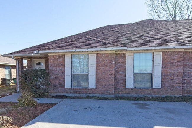 Building Photo - Duplex for lease with private backyard