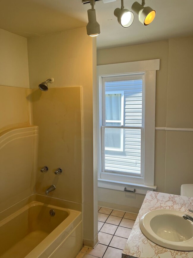 Building Photo - **REMODELED 4-BEDROOM/2-BATH HOUSE IN NORT...