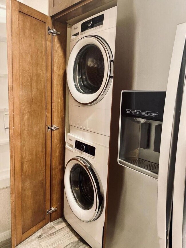 Building Photo - Eastlake Shores Downstairs Condo feat. Two Bedrooms and Two Bathrooms