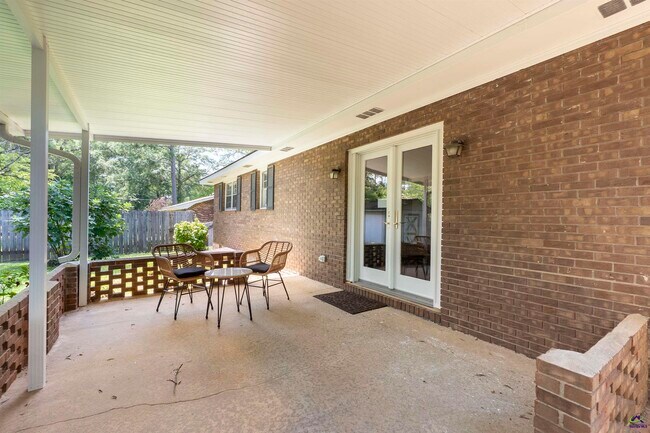 Building Photo - 1726 Greenwood Cir