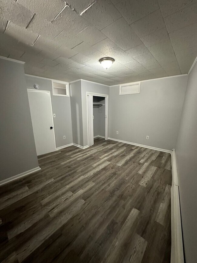 Building Photo - 1 bed/1 bath apartment available. 1st Floor