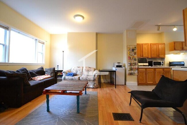 Building Photo - No Brokers Fee, In-Unit Washer and Dryer, Pets Friendly Unit, Eat-in Kitchen, Backyard
