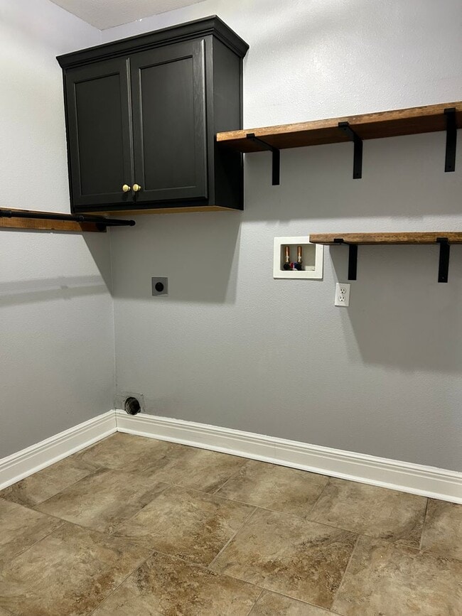 Building Photo - Large Beautiful Home!