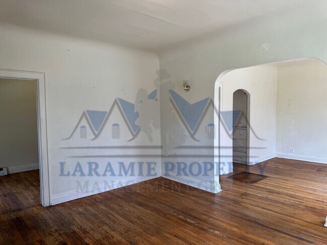 Building Photo - 3 Bedroom 1 Bathroom Apartment