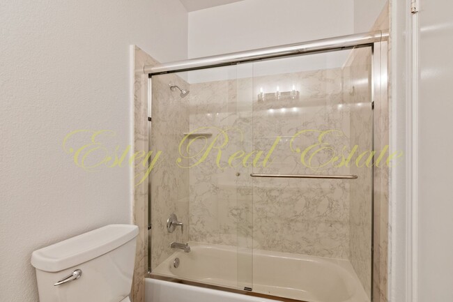 Building Photo - Glen Cove Condo with Amazing Water Views!