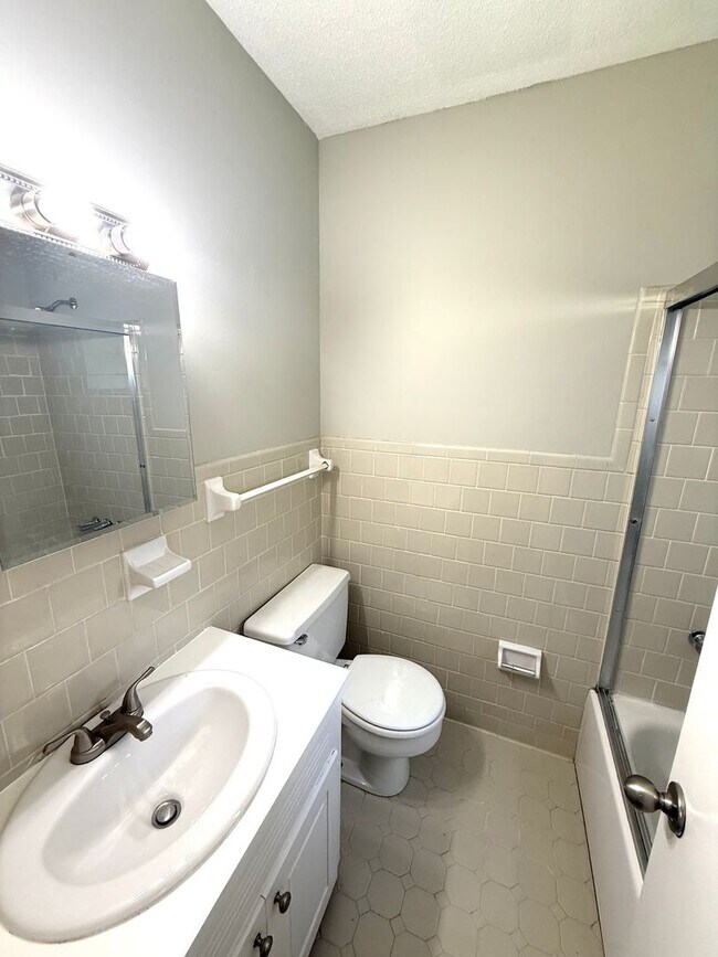 Building Photo - ** 3 bed 2 bath located off Atlanta Hwy **...