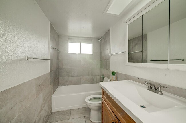 Building Photo - 6331 Oaknut Dr