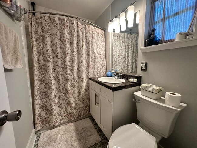 Building Photo - 3 BED | 2 BATH | GATED BACKYARD | TWO CAR DRIVEWAY | DAFFIN PARK