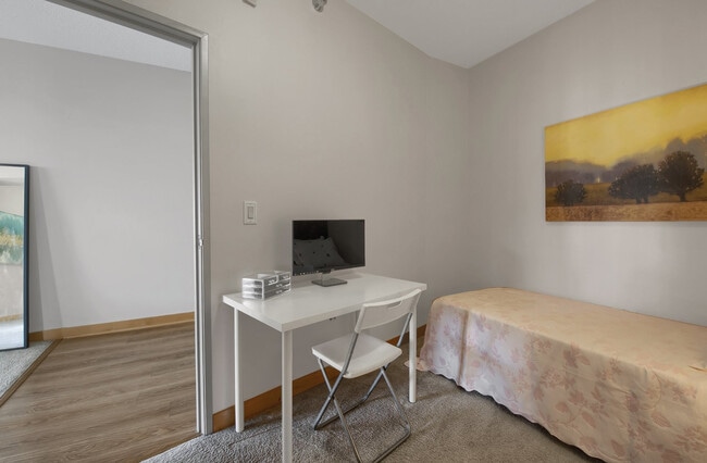 Building Photo - 2600 University Ave SE