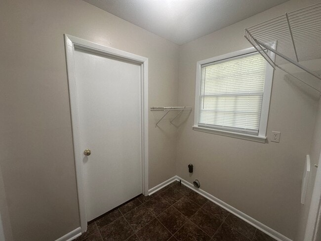 Building Photo - 927 Pinecliff Dr