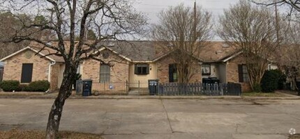 Building Photo - CUTE CUTE CUTE and close to shopping/dining!