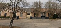 Building Photo - CUTE CUTE CUTE and close to shopping/dining!