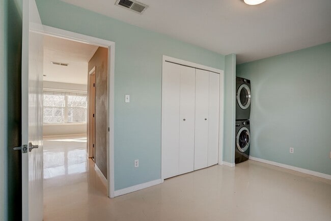 Building Photo - 2450 Ashdale Dr