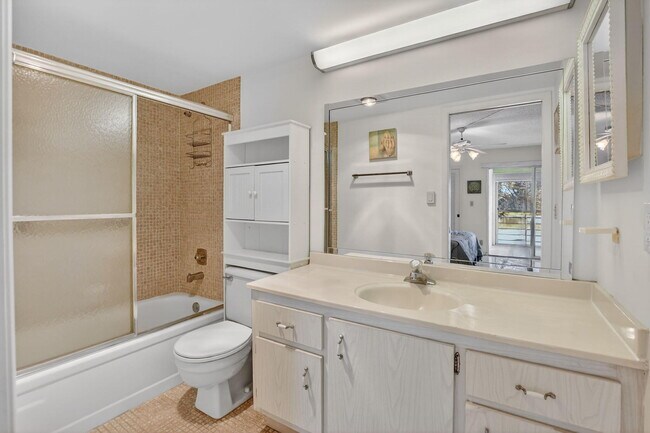 Building Photo - 2035 Ainslie C