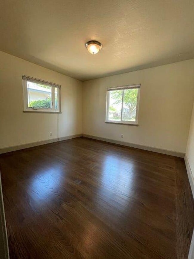 Building Photo - Gorgeous 2 Bedroom in Tahoe Park