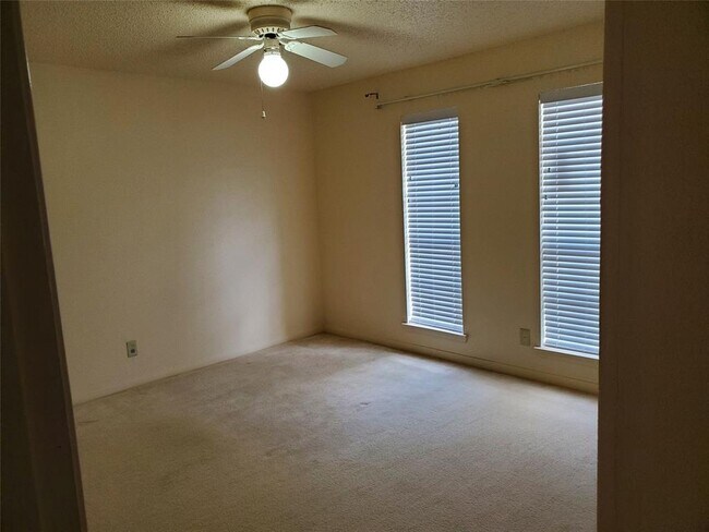 Building Photo - 12100 Overbrook Ln