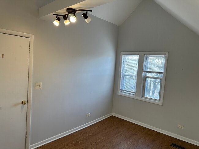 Building Photo - 2451 N Marshfield Ave