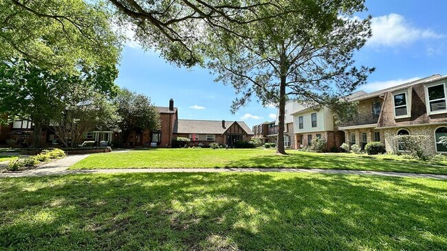 Building Photo - 1808 Saxony Ln