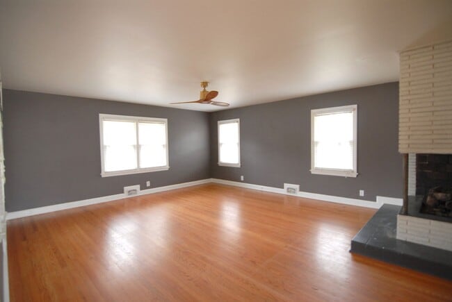 Building Photo - Mid-century style 3 bedroom 2 bath brick r...