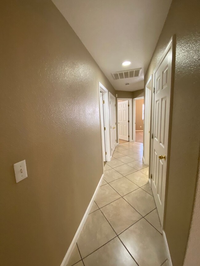 Building Photo - Cozy NW Visalia Home Rent Ready!