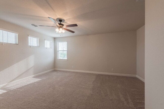 Building Photo - Fenced yard and two car garage!