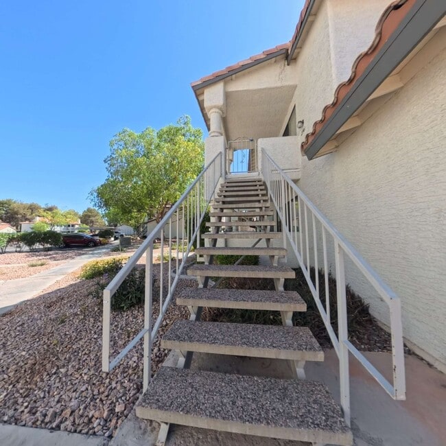 Building Photo - Beautiful 2 Bedroom 2 Bathroom Condo at The Lakes!