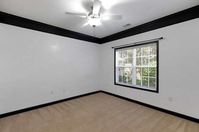 Building Photo - Spacious 3BR Townhome in Fayetteville