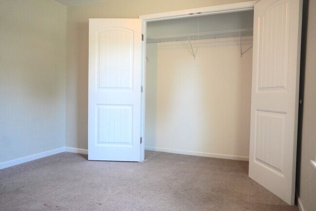 Building Photo - Adorable 3-Bed, 2-Bath Home with 2-Car Garage in Prime Location!