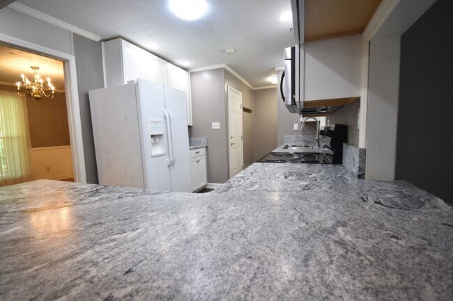 Building Photo - 3 Bedroom 2 Bathroom Home- Pets Considered