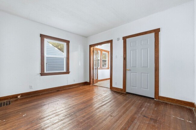 Building Photo - New 2 bedroom house listing!