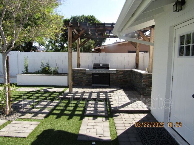 Building Photo - 2802 E Weldon Ave