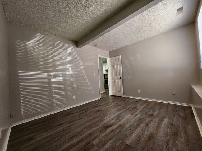 Building Photo - 1835 Zebulon Dr
