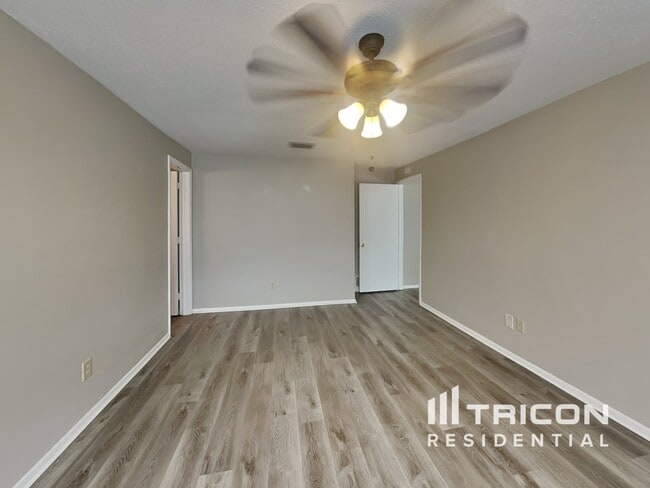 Building Photo - 730 College Hill Dr