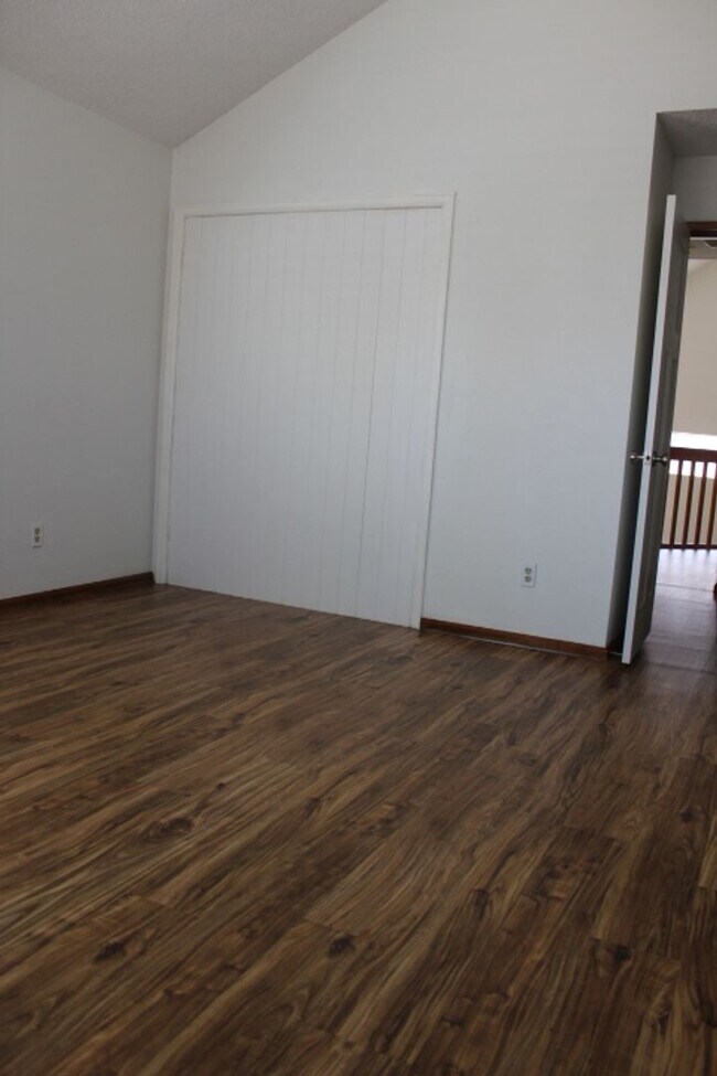 Building Photo - Gorgeous 2 Story End Unit in Lakewood!