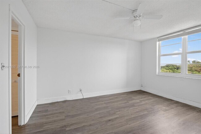 Building Photo - 250 Jacaranda Dr