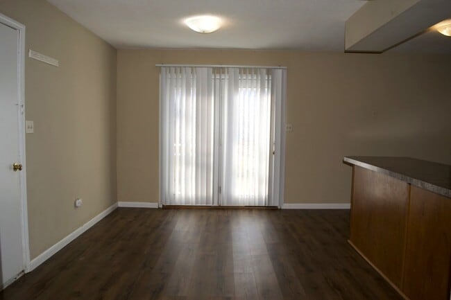Building Photo - Nice 3 Bedroom 2.5 Bathroom Townhome