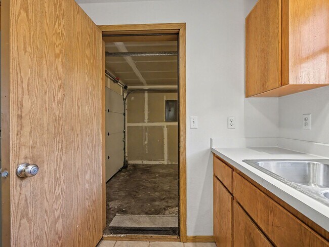 Building Photo - NAVAB02