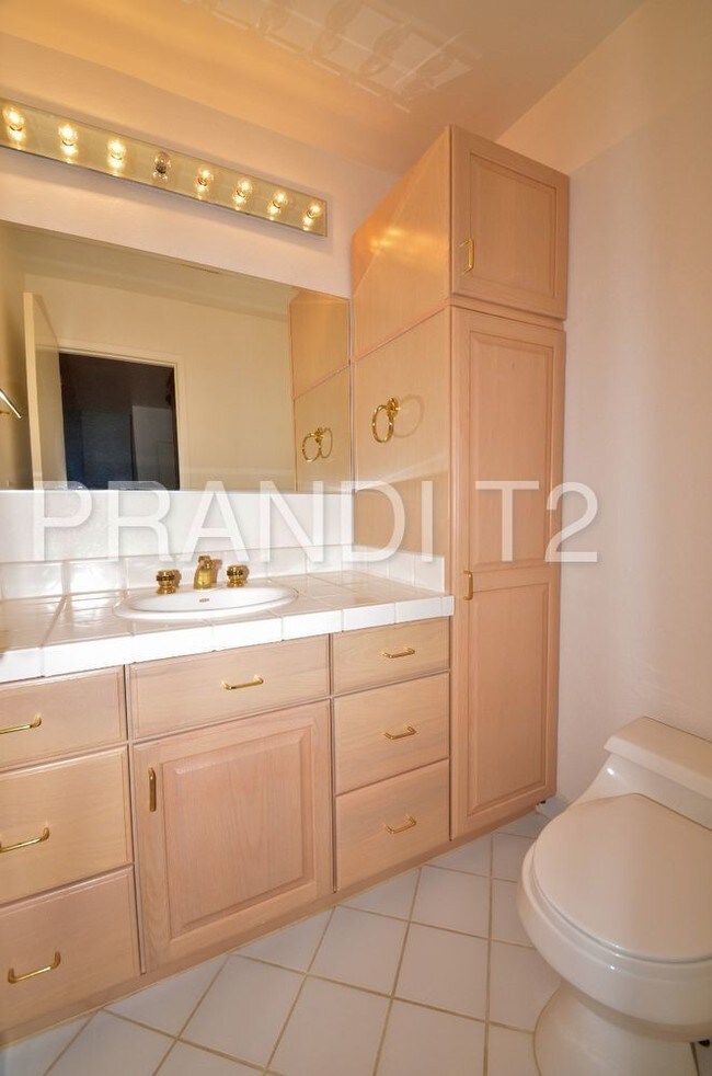 Building Photo - Bright and Spacious condo in Pacheco Valley