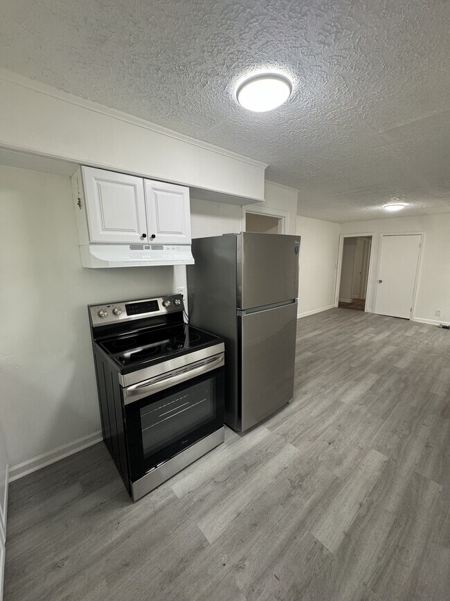 Building Photo - 2300 Carey Dr SE