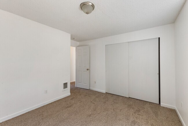 Building Photo - Spacious Apartment in Cozy Tacoma Neighbor...