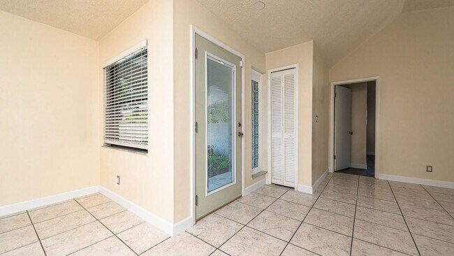 Building Photo - 4 Baywood Dr