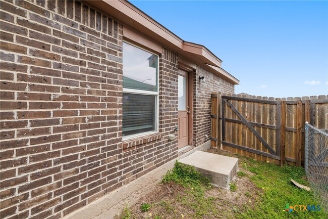 Building Photo - 903 Lasso Dr