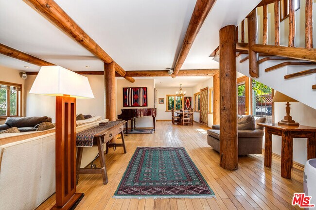 Building Photo - 454 E Rustic Rd