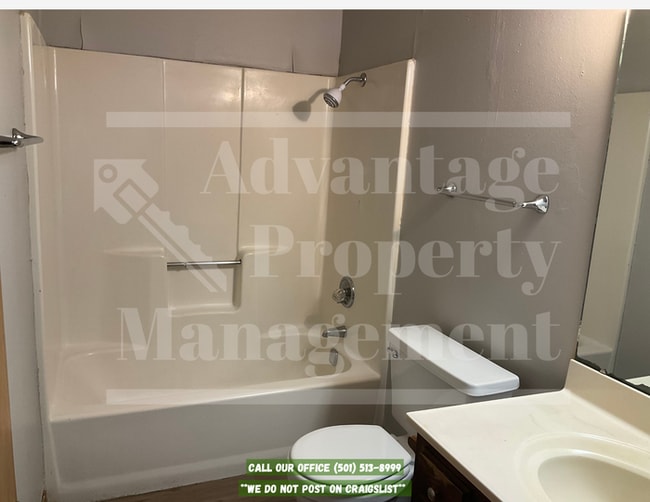 Building Photo - 2 Bedroom 1 Bathroom in Quadplex --ALL ELECTRIC