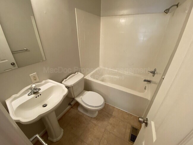 Building Photo - 6022 Battlefield Green Dr