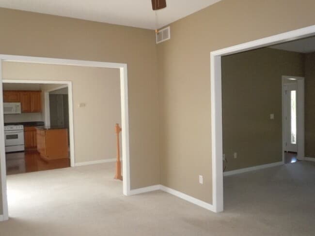 Building Photo - Three Bedroom Executive Home with 2.5 Bath...