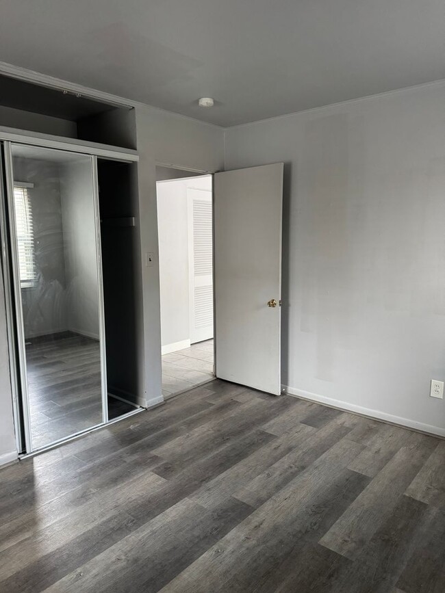 Building Photo - 2 bedrooms oak park gem